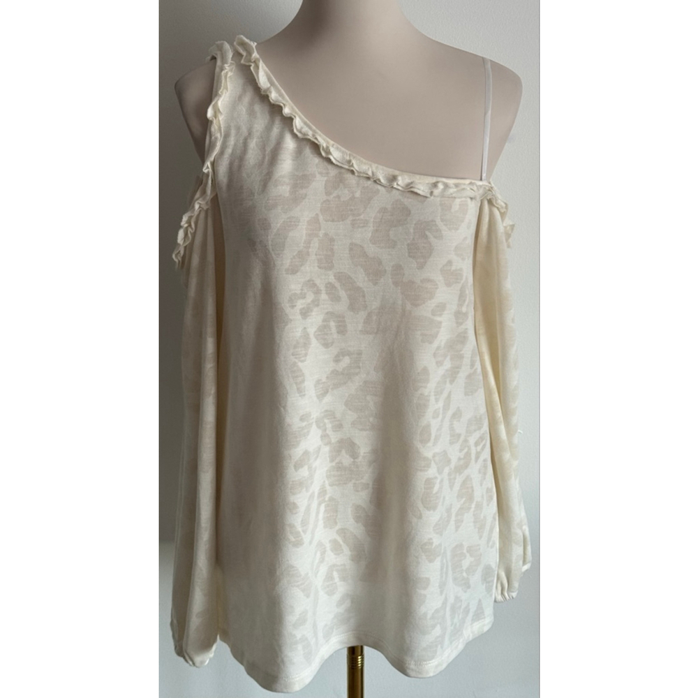 Women's Doe & Rae Beige Leopard Print Cold Shoulder Long Sleeve Tee M